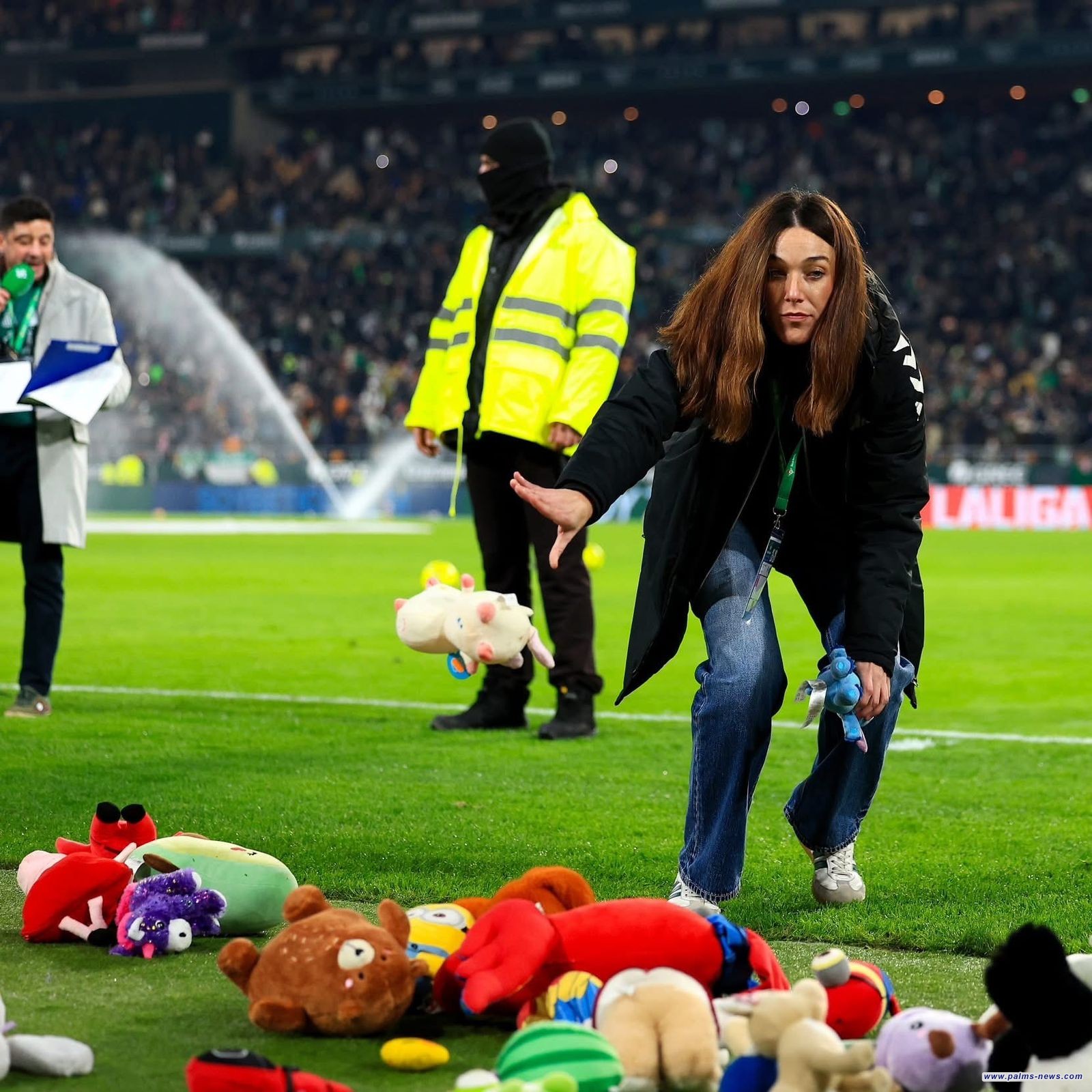 على طريقة نادي زاخو العراقي، جماهير ريال بيتيس الإسباني تجمع دمى للأطفال المحتاجين على أرض الملعب